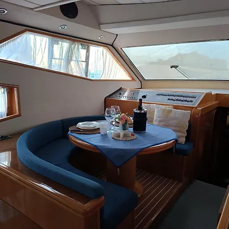 Botel Moonlight Houseboat *