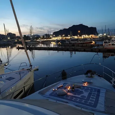 Botel Moonlight Houseboat Palermo