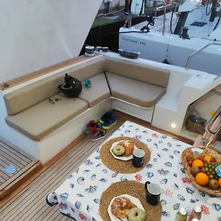 Moonlight Houseboat Botel