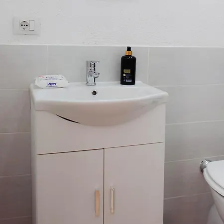 Leone Apartment