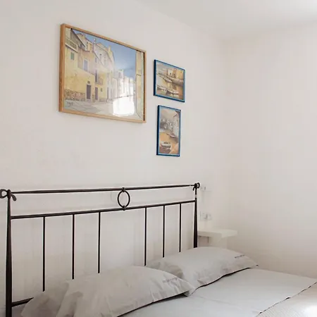 Leone Apartment *