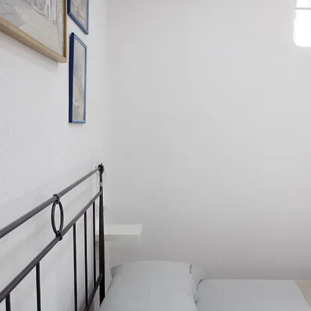 Leone Apartment *