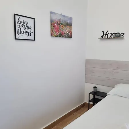 House & Free Parking By Perry-holiday *