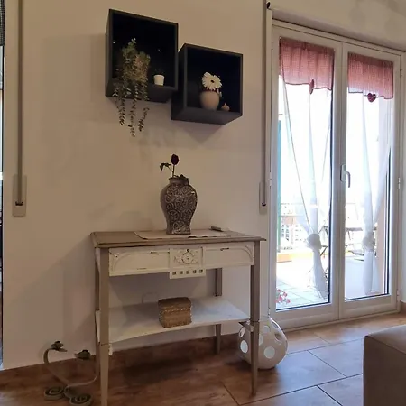 House & Free Parking By Perry-holiday Appartement
