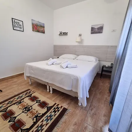 House & Free Parking By Perry-holiday