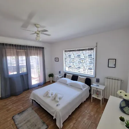 House & Free Parking By Perry-holiday Appartement
