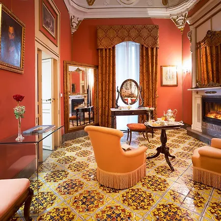 Palazzo Arone Dei Baroni Di Valentino 招待所 3*