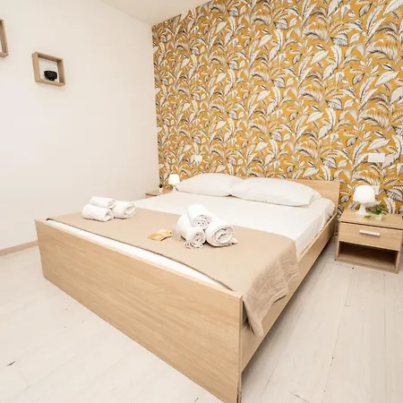 Central 128l Guest house