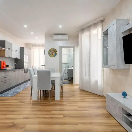 Oreto Station Apartment