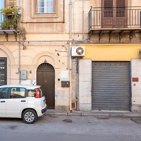Poppa A Prua Feriehus Palermo