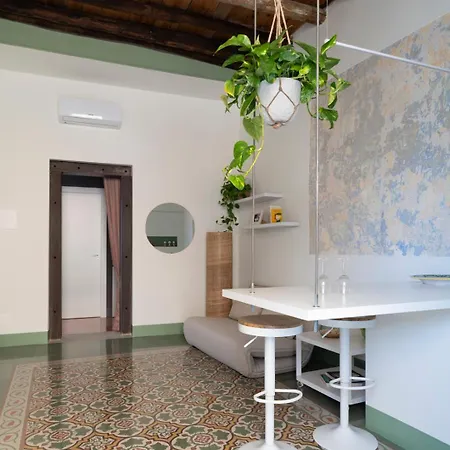 Apartment Flowery Floor &