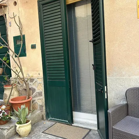 Cortile Caravello 8 *
