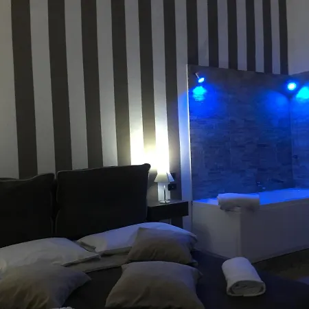 阿尔巴凯梅酒店 *