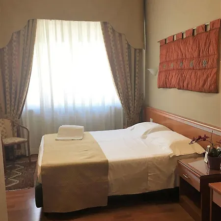 Gallery House Hotel 3*