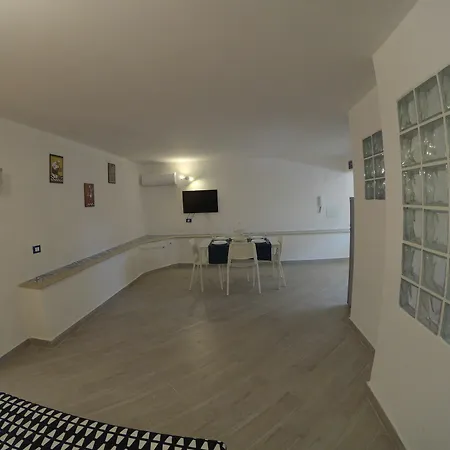 La Petit Maison Apartment *