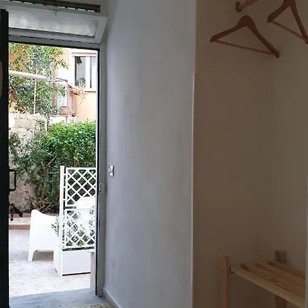 La Pomelia