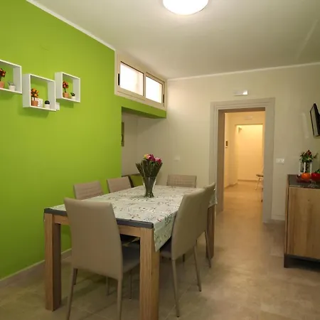 Porte Maqueda Homestay *