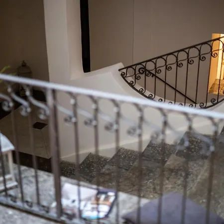 Affittacamere Palazzo Del Poeta - Dimora Contemporanea 2*