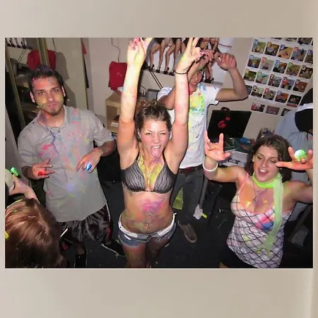 Youth Open Mind Under 40 - Welcome Lgb Libertines Naturist For An Exciting - We Are Looking For Volunteers