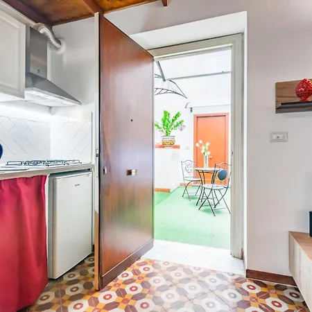 The Traveller's House - Station Apartment