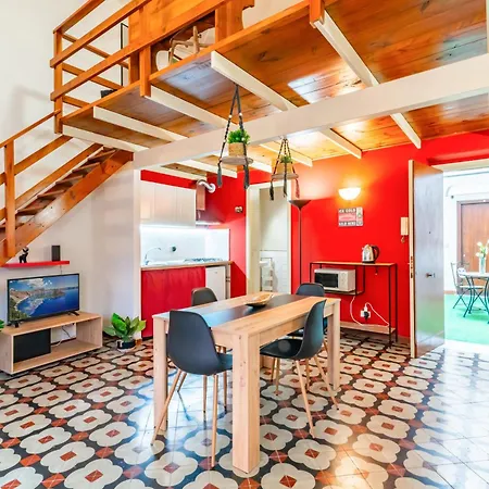 The Traveller's House - Station Apartment