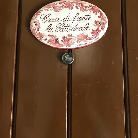 Casa Di Fronte La Cattedrale Palermo