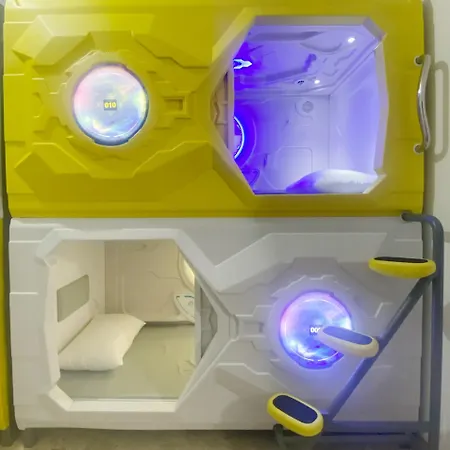 Mermaid Space Capsule Albergue *