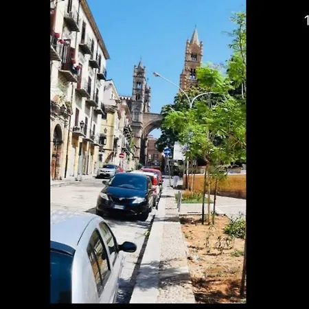 Alle Spalle Della Cattedrale *