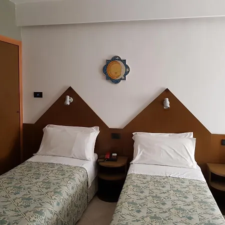 阿达拉国会公寓酒店 3* 蒙德罗