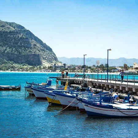 Casetta Vista Mare In Piazza A Mondello Apartment