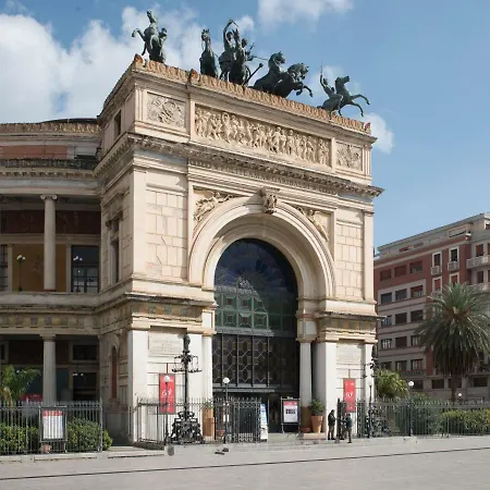 Casa Moneka Politeama *